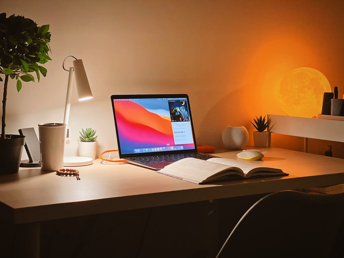 Espace de travail avec ordinateur portable