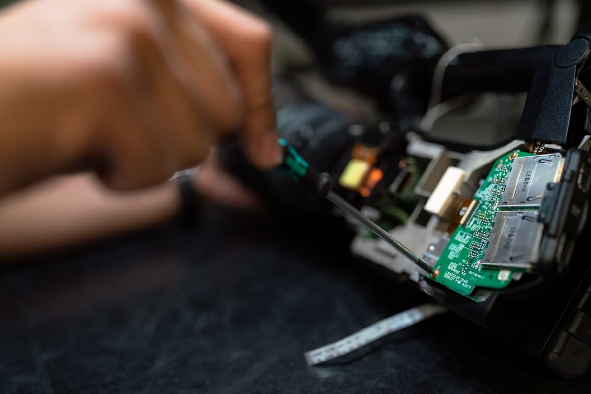 Technicien intervenant sur un équipement
